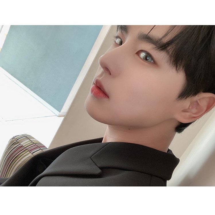 -byungchan selcas; a long but very necessary thread♡