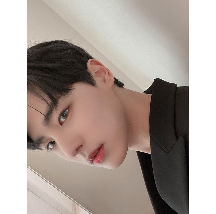 -byungchan selcas; a long but very necessary thread♡