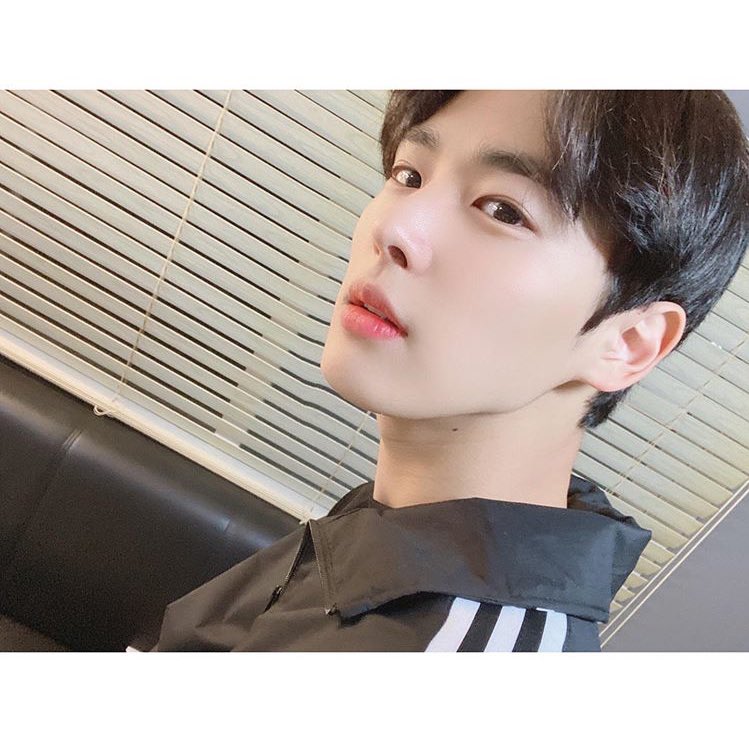 -byungchan selcas; a long but very necessary thread♡