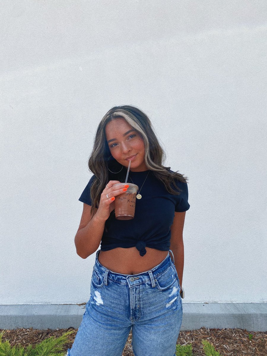 kialeya_'s tweet photo. just a girl and her coffee https://t.co/J9F6i2BIL8