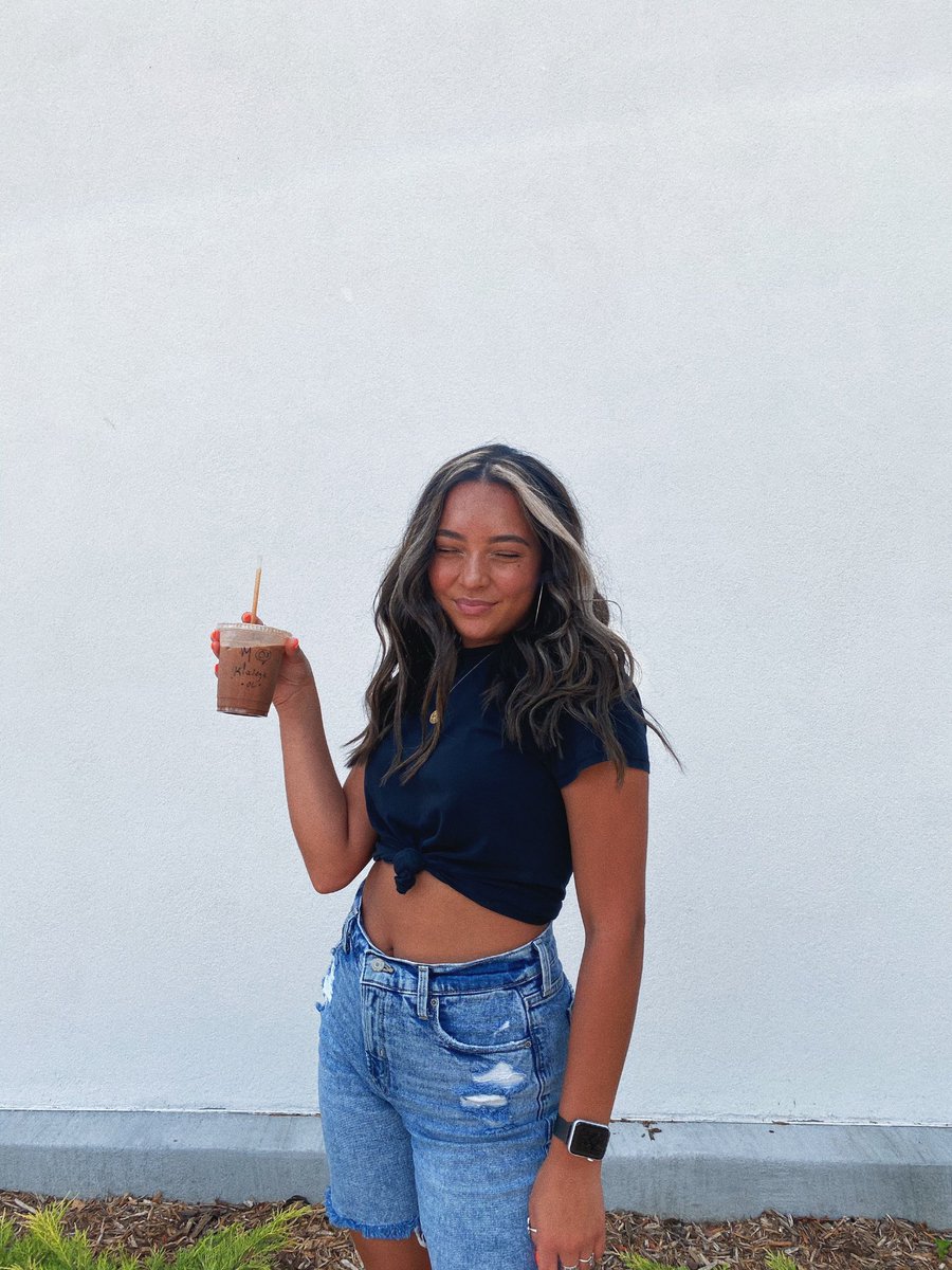 kialeya_'s tweet photo. just a girl and her coffee https://t.co/J9F6i2BIL8