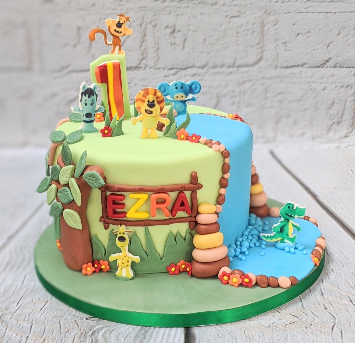 Laura's Kitchen Cakery tweet media