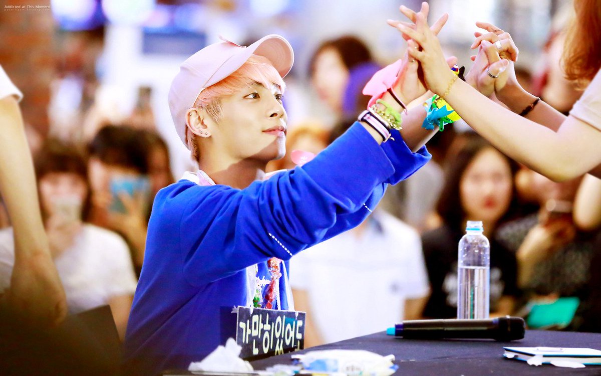 — thread de miradas y gestos bonitos que tiene Jonghyun con shawols en su fansign, porque ellos son su mundo entero 💛