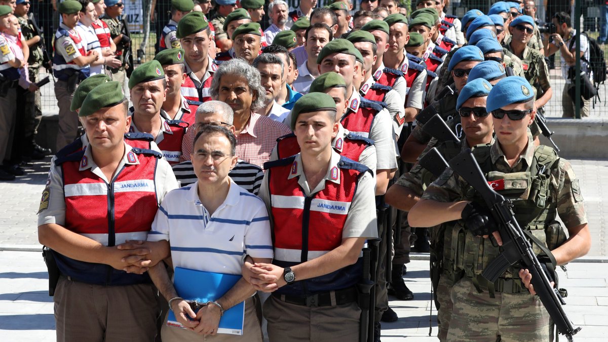 Sehingga Ogos pada tahun yang sama (2016), kerajaan Erdogan telah menahan 60 000 orang yang disyaki terlibat dalam coup. 10 ribu penjawat awam, 8000 pegawai polis. 3000 hakim dan pendakwa raya telah dibuang kerja.