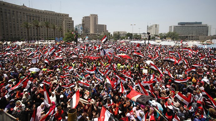 2) Seruan Erdogan yang disambut oleh penyokong beliau yang turun ke jalan beramai ramai melawan tentera menunjukkan Erdogan masih mempunyai sokongan popular rakyatnya sendiri sampai polis pun bertempur dengan tentera. Berbeza dengan Mursi di Mesir. Rakyat yang turun melawan ramai