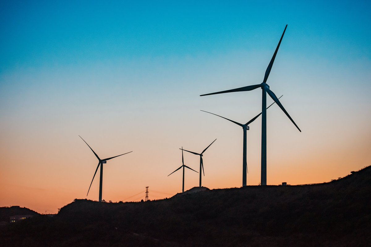 decouvrirlagre1's tweet photo. La #greentech du jour : @Cornis_sas propose un logiciel facilitant l’entretien des éoliennes grâce à l’IA en analysant des images pour repérer les zones à risques, impacts, craquelures et autres signes de détérioration.

https://t.co/zlvjOeXnyp https://t.co/vDJCa1zBYX