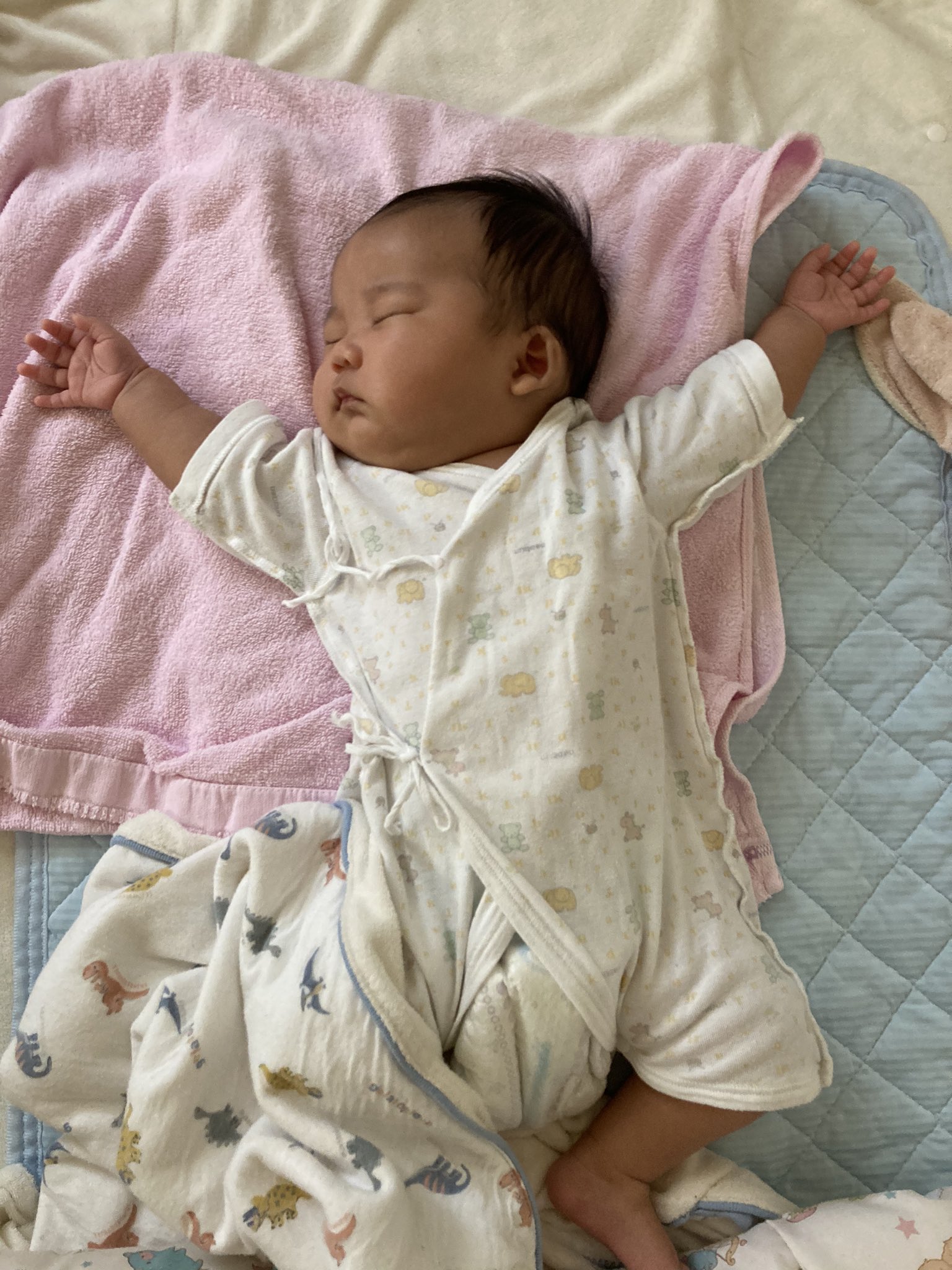 Tatsuya おはよう御座います 今日から一週間がんばろ 赤ちゃんって何でバンザイして寝るん 腕痺れへんのかな でも気持ち良さそうや 赤ちゃん 生後2ヶ月 T Co Hs03btckpx Twitter