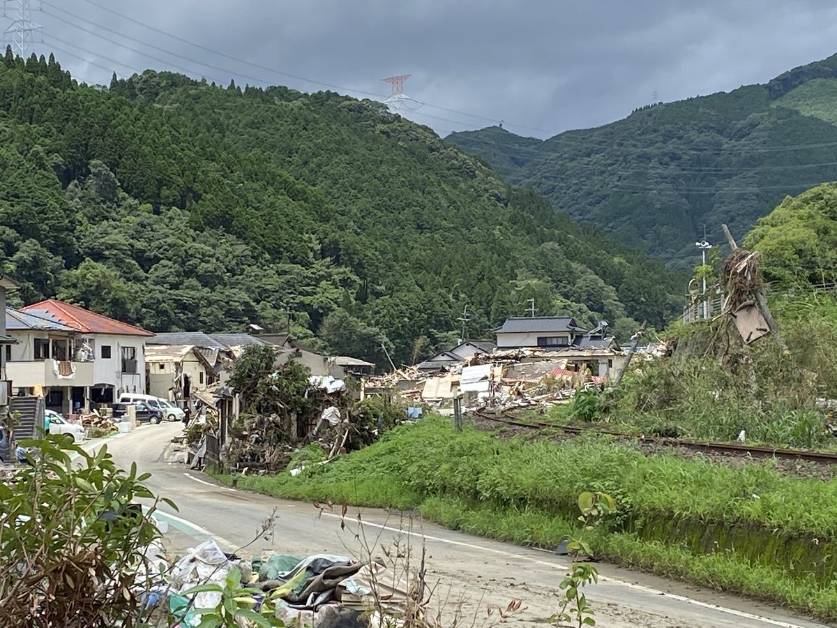 Jun1Yoshimura's tweet photo. 熊本災害ボランティアに参加してきました。現場の状況は言葉にしようと思えばできるけれど、出会った人や自分の感じた心の動き、思いを言葉にするにはいろいろと足りません。
そして、現地では物資も資金も人も何もかもが足りません。3週間たった今でも手付かずの家で途方に暮れているお年寄りが…続く https://t.co/nNfsS4eP0z
