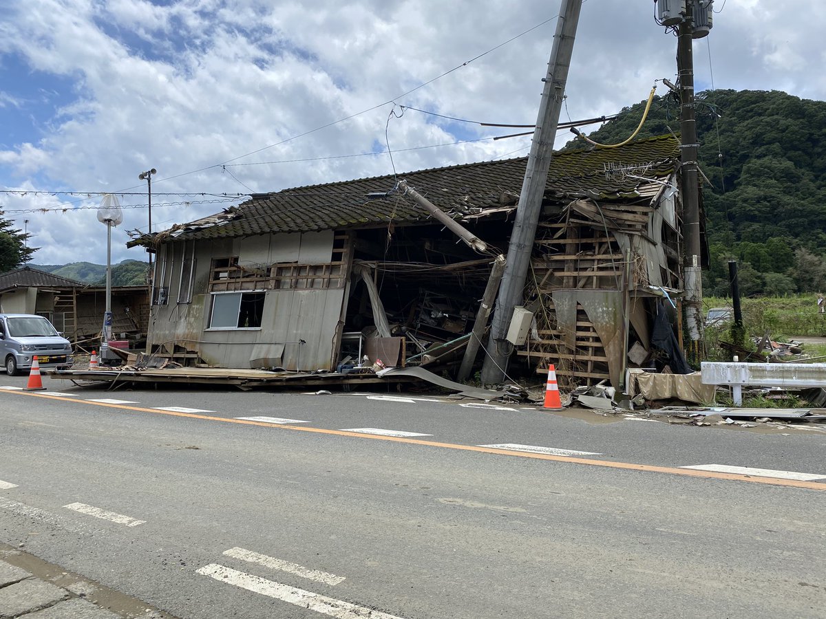 Jun1Yoshimura's tweet photo. 熊本災害ボランティアに参加してきました。現場の状況は言葉にしようと思えばできるけれど、出会った人や自分の感じた心の動き、思いを言葉にするにはいろいろと足りません。
そして、現地では物資も資金も人も何もかもが足りません。3週間たった今でも手付かずの家で途方に暮れているお年寄りが…続く https://t.co/nNfsS4eP0z