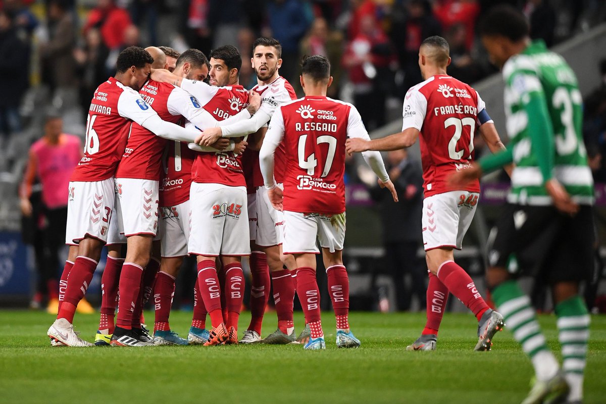 Apesar da instabilidade no banco, a equipa bracarense acabou por fazer uma época espetacular. A qualificação direta para a Liga Europa é um grande feito por parte dos arsenalistas. O Braga vai provando que cada vez está mais perto do nível dos três grandes. O futuro promete!