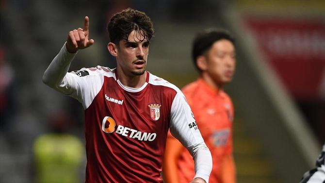 Revelação: Trincão A revelação do campeonato! Um jogador com potencial para chegar ao top mundial. Uma época fantástica repleta de toques de magia, levaram o Barcelona a contratar o prodígio português. Trincão explodiu de uma forma absurda. Marcou 8 golos e fez 6 assistências