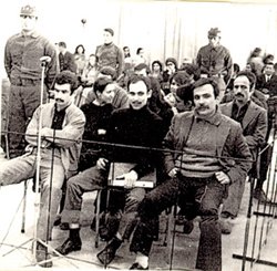 devrimarsivi's tweet photo. 26 sanıklı THKP-C Ana Davası sırasında devrimci gençlik önderi Mahir Çayan ve arkadaşları K.Dede,Ulaş Bardakçı,Necmi Demir ve İlkay Demir'in hazırladıkları ortak savunmayı mahkeme huzurunda okudukları sırada çekilmiş bir fotoğraf.

Askeri Sıkıyönetim Mahkemesi - 17 Kasım 1971 https://t.co/6otTcFETQO