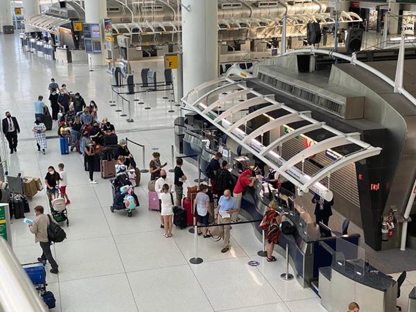 RusConsulateDC's tweet image. А.И.Антонов: Мы проводили 16-й вывозной рейс для наших граждан, который вылетел в Москву из аэропорта г.Нью-Йорка им.Дж.Кеннеди. Сегодня на Родину возвращаются 298 человек, застрявших в США в разгар пандемии коронавируса, в том числе 17 младенцев. ➡️ facebook.com/RusConsulWashi…