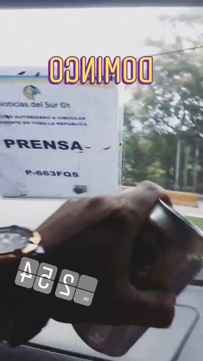 GuatesurNews's tweet photo. ACLARACIÓN

Una etiqueta en twitter nos puso en alerta, alguien subió una fotografía exhibiendo una cerveza mientras manejaba y se visualiza en su carro nuestro logotipo identificándose como “Prensa”. Aclaramos que nuestros colaboradores cuentan con un carnet, los automóviles 👇 https://t.co/CXBwG6RSU8