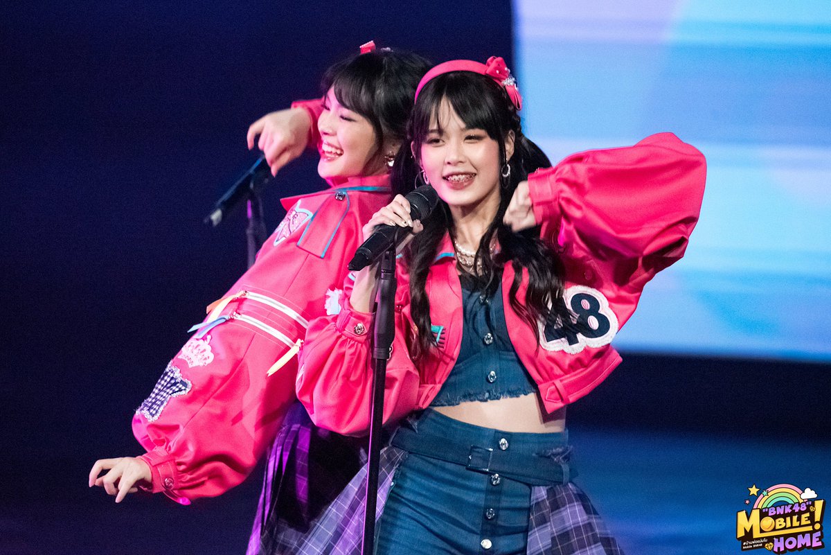 MOBYE_Fanbase's tweet image. เรารู้พวกนายยังไหว มาหวีดต่อเนื่องกันฮับ ทำให้แท๊กมีแต่ความสดใส เอ้าๆๆ จัดไป ใครมีรูปอดใจไม่ไหวก็ปามาค่ะ รอรับความสดใสอยู่ 😆😆😆 บ้าบอน่ารักจริง จริง บ้าบอน่ารักจริง จริง โอ้ยน่ารักจริงๆ 
#MobileBNK48 #BNK48 #HeavyRotationTH