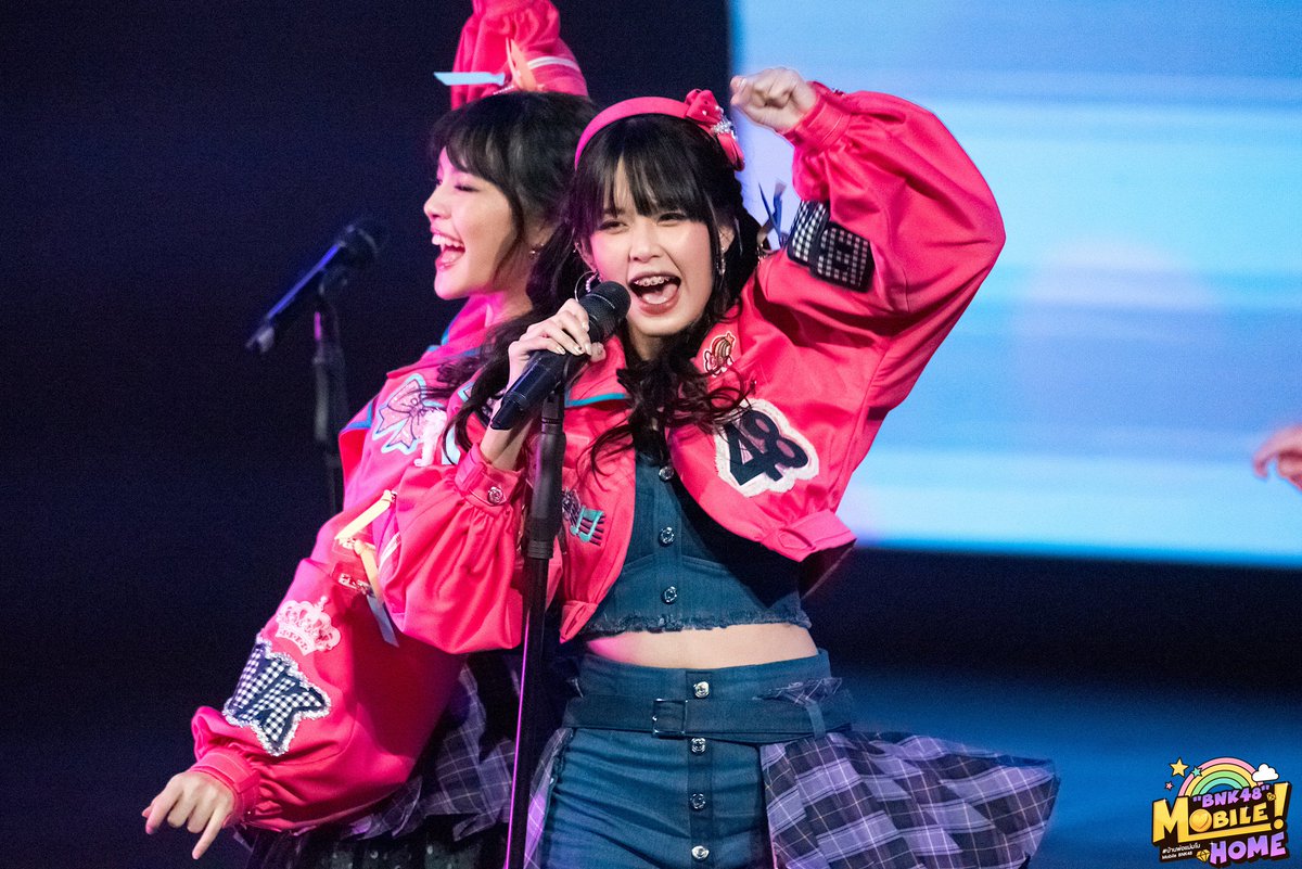 MOBYE_Fanbase's tweet image. เรารู้พวกนายยังไหว มาหวีดต่อเนื่องกันฮับ ทำให้แท๊กมีแต่ความสดใส เอ้าๆๆ จัดไป ใครมีรูปอดใจไม่ไหวก็ปามาค่ะ รอรับความสดใสอยู่ 😆😆😆 บ้าบอน่ารักจริง จริง บ้าบอน่ารักจริง จริง โอ้ยน่ารักจริงๆ 
#MobileBNK48 #BNK48 #HeavyRotationTH