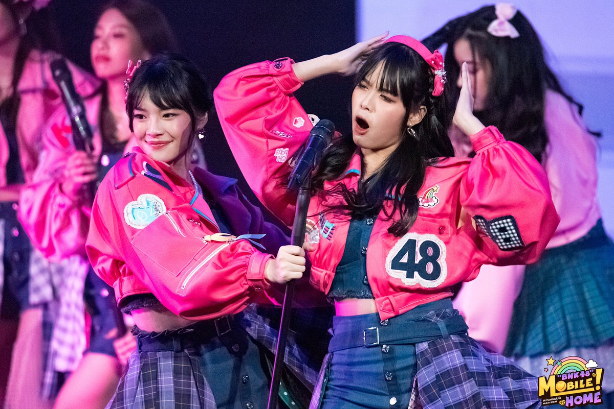 MOBYE_Fanbase's tweet image. เรารู้พวกนายยังไหว มาหวีดต่อเนื่องกันฮับ ทำให้แท๊กมีแต่ความสดใส เอ้าๆๆ จัดไป ใครมีรูปอดใจไม่ไหวก็ปามาค่ะ รอรับความสดใสอยู่ 😆😆😆 บ้าบอน่ารักจริง จริง บ้าบอน่ารักจริง จริง โอ้ยน่ารักจริงๆ 
#MobileBNK48 #BNK48 #HeavyRotationTH