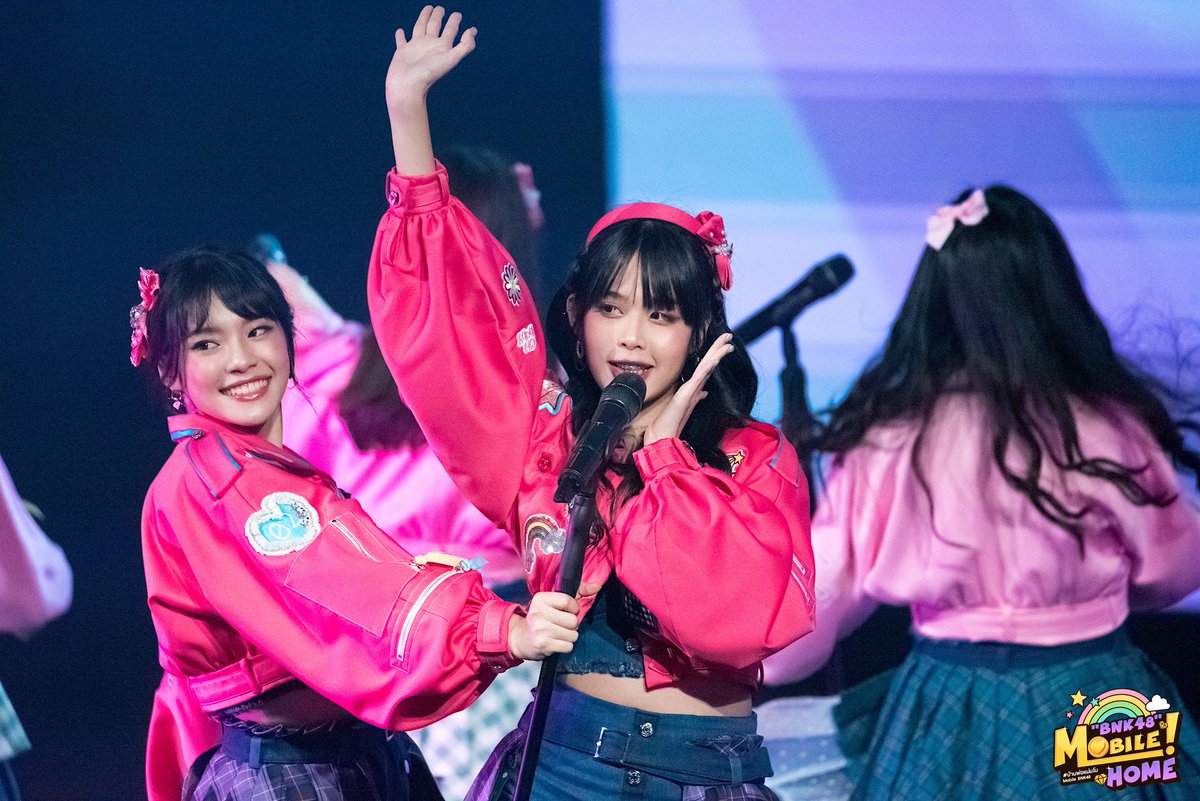 MOBYE_Fanbase's tweet image. เรารู้พวกนายยังไหว มาหวีดต่อเนื่องกันฮับ ทำให้แท๊กมีแต่ความสดใส เอ้าๆๆ จัดไป ใครมีรูปอดใจไม่ไหวก็ปามาค่ะ รอรับความสดใสอยู่ 😆😆😆 บ้าบอน่ารักจริง จริง บ้าบอน่ารักจริง จริง โอ้ยน่ารักจริงๆ 
#MobileBNK48 #BNK48 #HeavyRotationTH