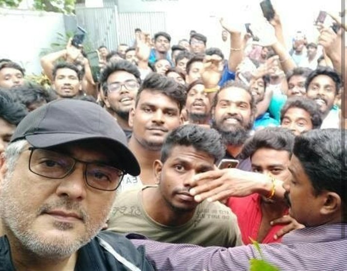 Ak_Thamizh21's tweet photo. ரசிகர்களைக் கண்டு
ஓடும் நடிகர்களின்
மத்தியில்,தன் ரசிகர்களுடன் செல்ஃபி எடுக்கும் '#தலஅஜித்' ❤️

#28YrsOfAjithismCDPBlast

#Valimai #ThalaAjith #AjithKumar https://t.co/0qfAMrgUXD