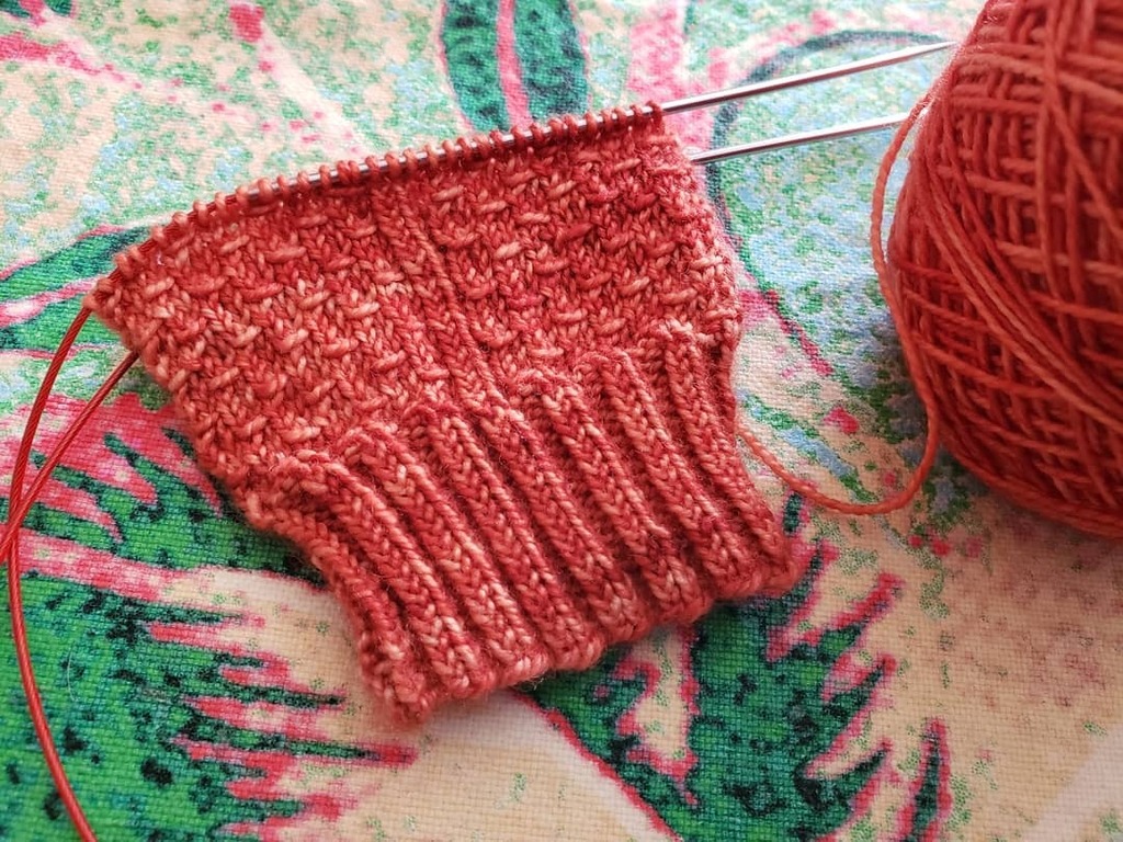 knitlikegranny's tweet photo. I've begun my Smaug socks by Claire Ellen. I'm using the left over accent yarn from my recent shawl project. 100% Superwash Merino 4ply hand dyed by @yarntrader 

#knittingproject #knittedsocks  #topdownsocks #knit #knitter https://t.co/feT4Nm8T4r