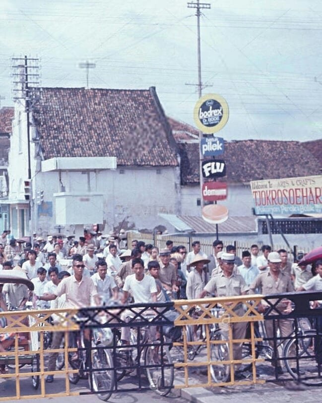 YogyakartaCity's tweet photo. Becak dan pengendara sepeda menunggu di perlintasan kereta api di Jl Malioboro Yogyakarta tahun 1972. 
.
#Yogyakartacity Reposted from @perfectlifeid (ig} 
📸 B.O'Kane
.
#jogja #Yogyakarta #tempodoeloe https://t.co/V24eWWFaMR