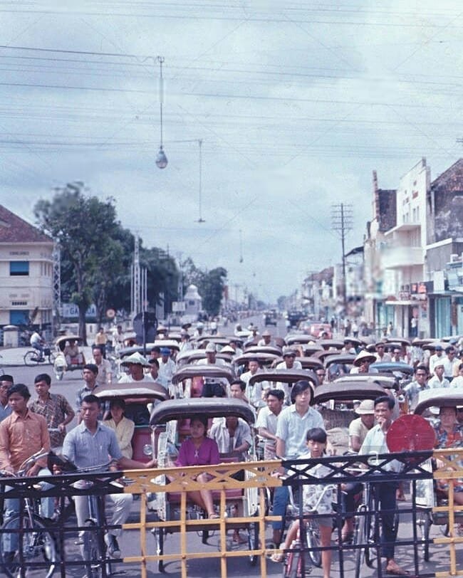 YogyakartaCity's tweet photo. Becak dan pengendara sepeda menunggu di perlintasan kereta api di Jl Malioboro Yogyakarta tahun 1972. 
.
#Yogyakartacity Reposted from @perfectlifeid (ig} 
📸 B.O'Kane
.
#jogja #Yogyakarta #tempodoeloe https://t.co/V24eWWFaMR