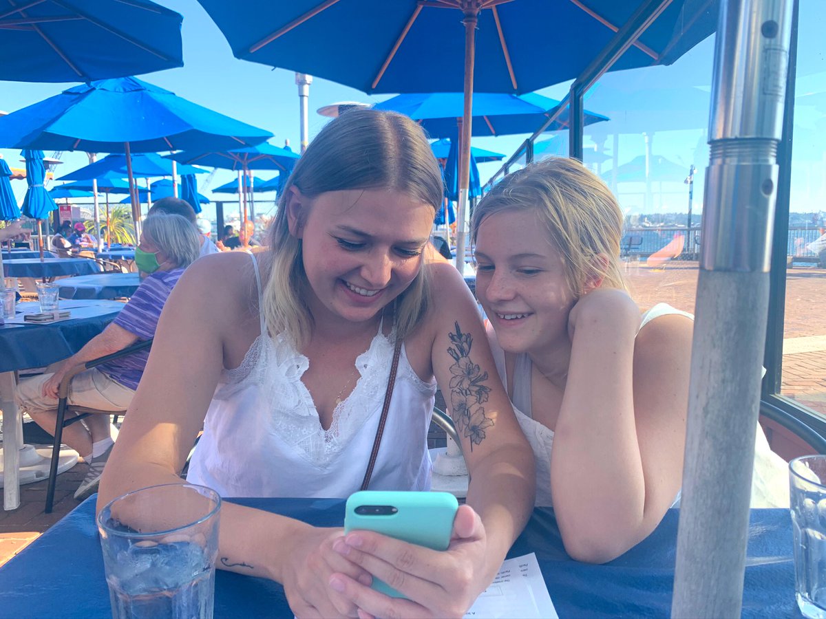 ShellyShear's tweet photo. My sister helping me out with swipes on Hinge and Tinder https://t.co/QcPOELq38N