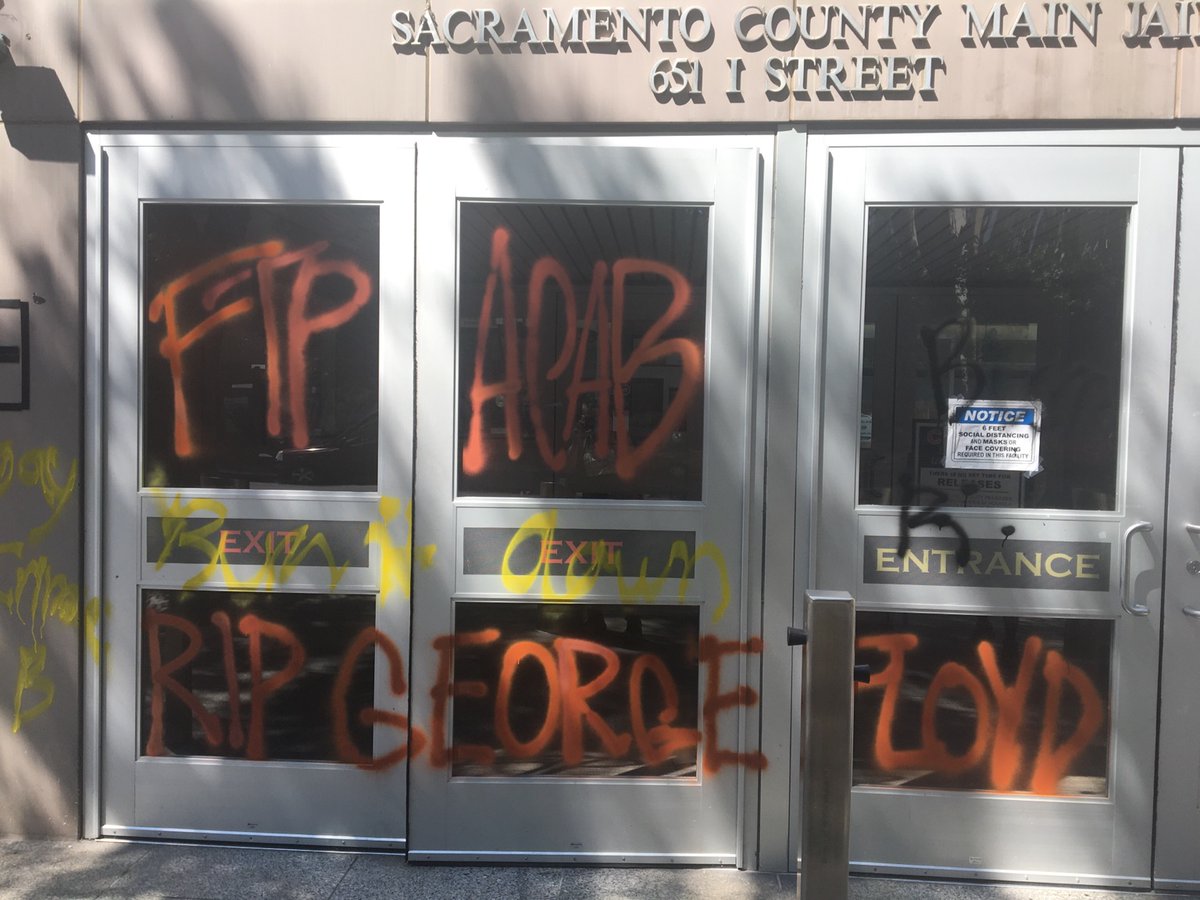 AntifaSac_'s tweet photo. Photos from the day after the 150 person strong #SolidarityWithPortland march last night in #Sacramento !
Solidarity w everyone who stood up last night & turned it up!
#AbolishPrisons #FuckTheGEOGroup #BreonnaTaylor #RIPGeorgeFloyd https://t.co/O2tFosag9r