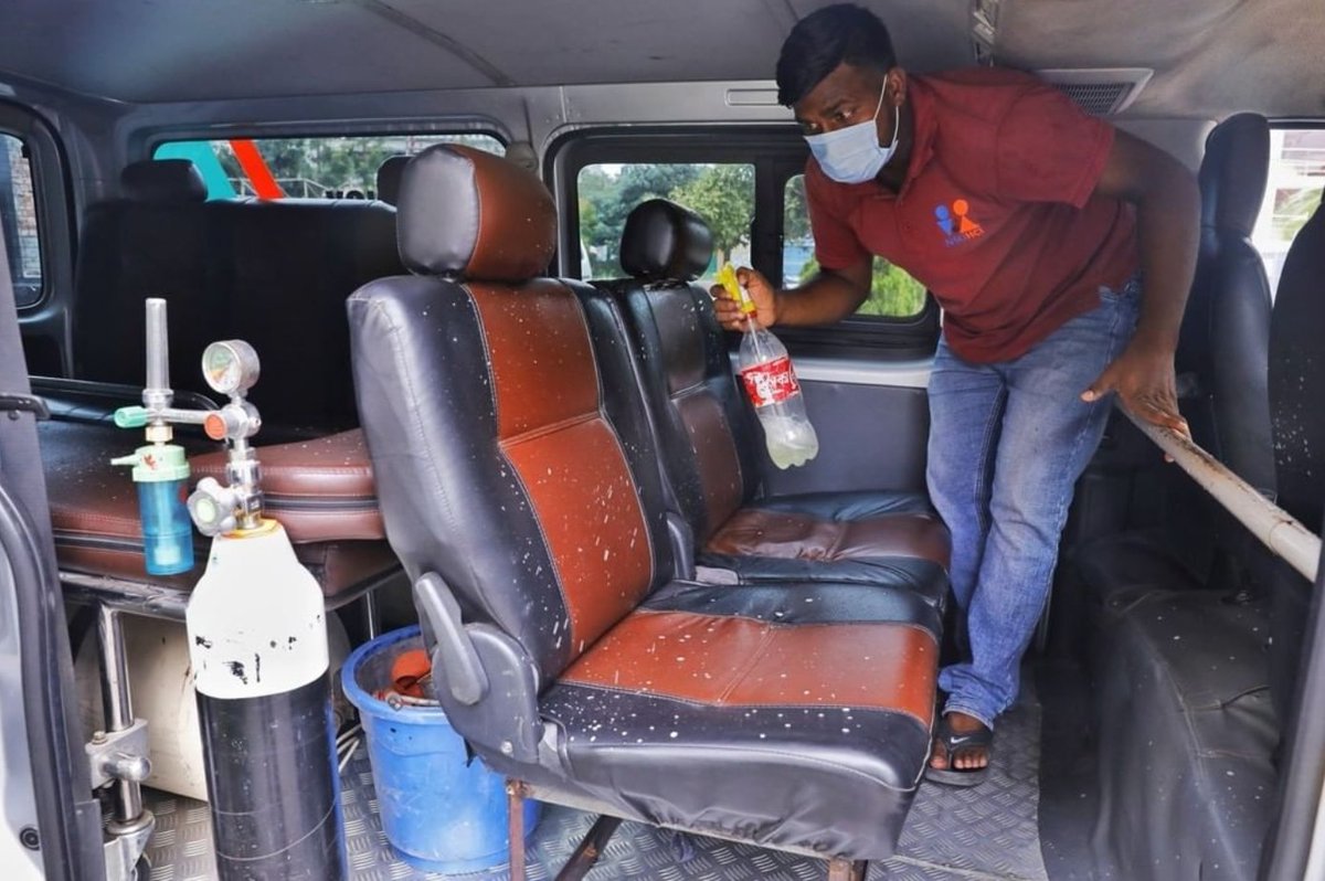 PrinceShihab92's tweet photo. Ambulance Md Green has brought a person frog gazipur to mugda hospital from Gazipur. Before leaving the patient, before leaving the patient, the germs are throwing inside the ambulance. #dhakaTweet
#bangladesh #covid19 #ambulence #Mugda 
@IvankaTrump https://t.co/sSaFKxh6fy