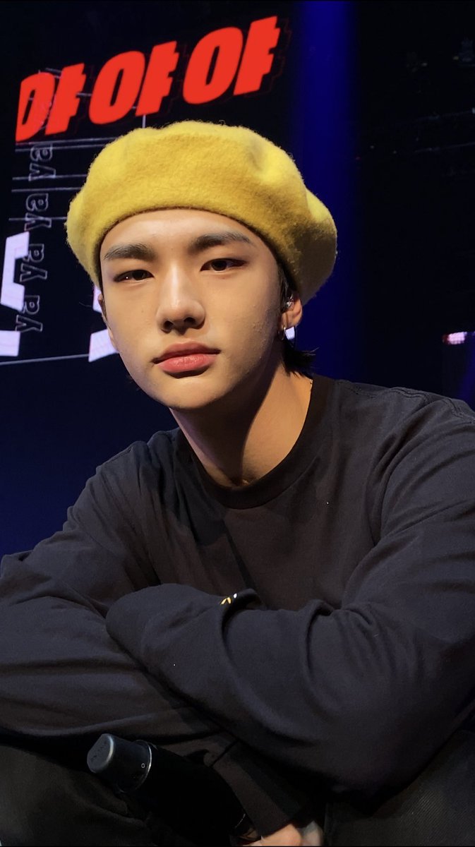 my friend sent me hyunjin beret so now I have 4/8 members of skz on this thread!!  @Stray_Kids  #StrayKids  