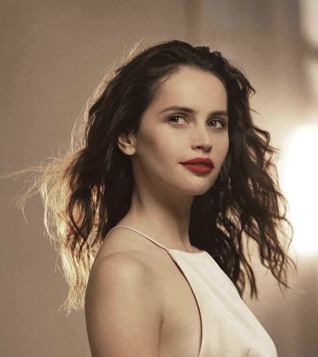 That's the look of a woman who sees something (or someone) she likes. 

#SeductiveSunday (I know it's late, hush.)