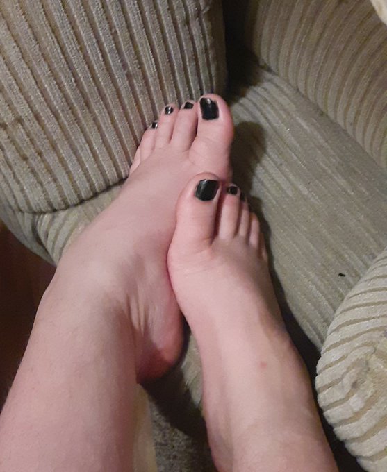 I guess I do feet pics now too? Lol have fun, let me know what I can do better ^-^  https://t.co/df6Weh7KwQ