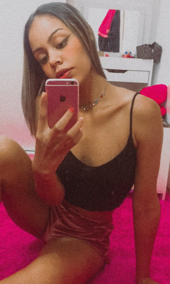 i_dezza's tweet photo. Um dia resolvi me conhecer melhor e descobri em mim um universo infinito. 🌎

#preta #pretasim #NewPost https://t.co/eODy3jJQFW