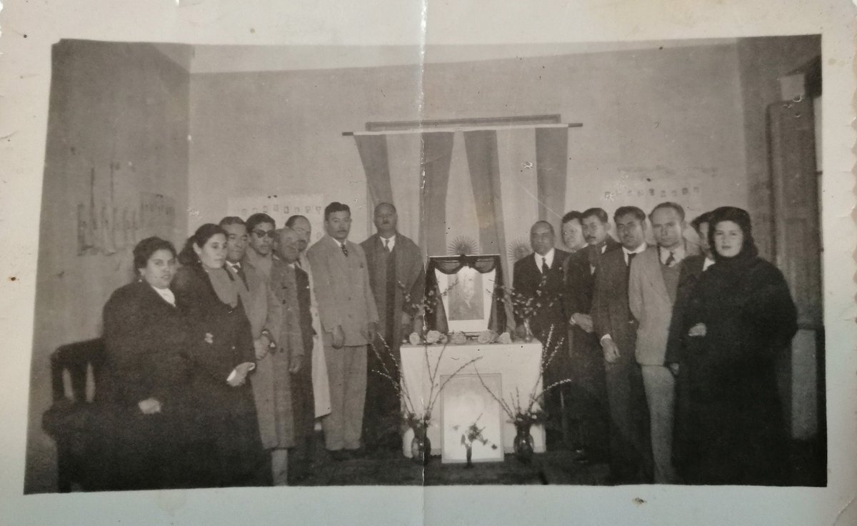 ffffrana's tweet photo. Mi abuelo y sus compañeros de trabajo en el velatorio que le hicieron a Evita en algún lugar de San Luis https://t.co/5uoQMd4dve
