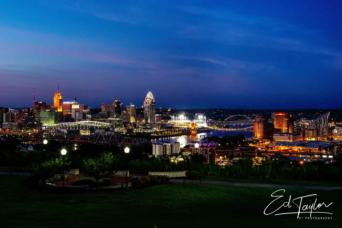 PhotographyET's tweet photo. Best skyline in the country. #Cincinnati #ohio view from #Devou Park in #Kentucky.
https://t.co/DNo9P8Hd80
#City #CincinnatiSkyline #Skyline #Cityview #Indiana #OhioRiver #Reds #CincinnatiReds #Bengals #CincinnatiBengals #WhoDey #Wallart #CincinnatiPhotographer https://t.co/Zw1tg0VNJC
