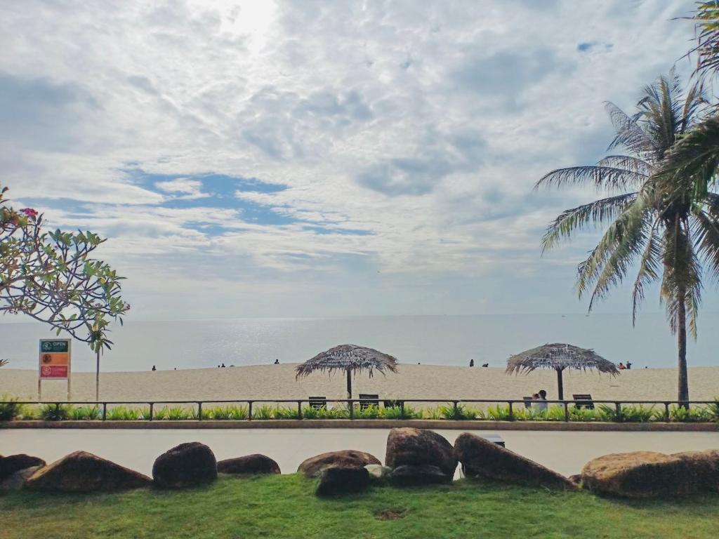 HyattRegencyKua's tweet photo. Life takes you down many paths, but the best ones lead to the beach.

Earn up to 3X Points with Bonus Journeys. Learn more and register by 31 August. Flexible cancellation policies and a commitment to cleanliness provide peace of mind. https://t.co/1zm3mcFdkQ