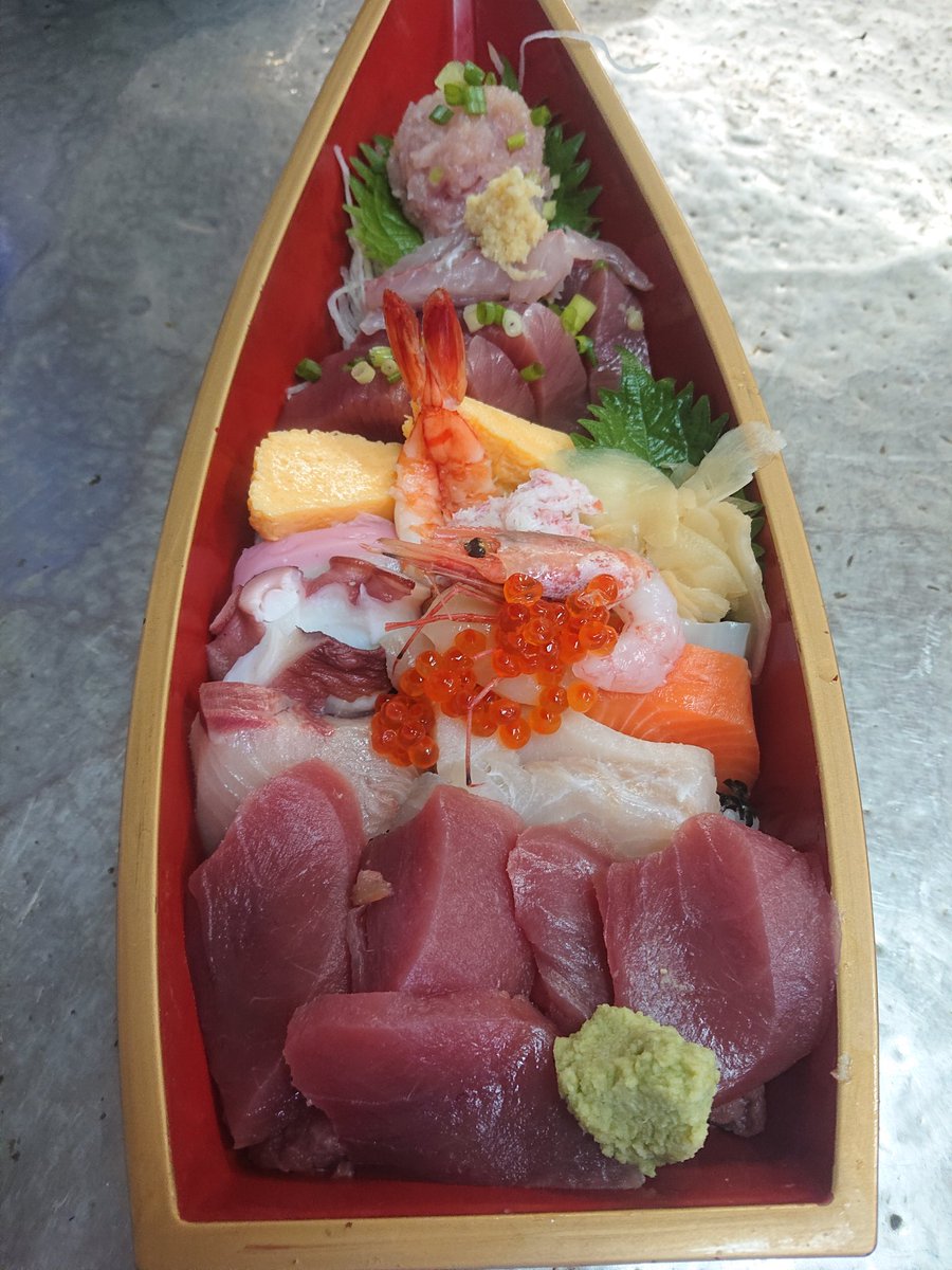 銚子郷土料理きみ野 今日のおすすめランチ 勝浦産アジなめろうとカツオ 鳥取県産アジ刺身がのった海鮮丼がおすすめです 税込1700円つみれ汁付き 是非食べに来て下さいね W ﾉ ﾖﾛｼｸｰ 銚子郷土料理きみ野 おすすめランチ