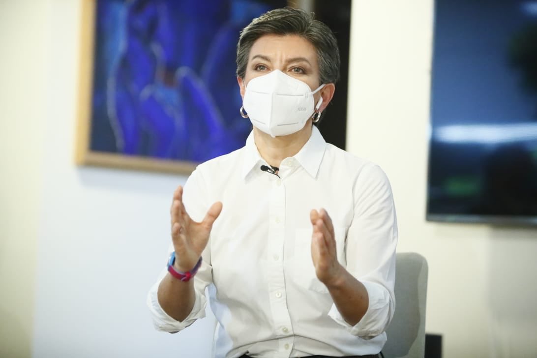 ClaudiaLopez's tweet photo. En Bogotá desde ahora en los hogares dónde haya una persona positiva, la familia completa debe hacer cuarentena con ella. 

Todo contacto estrecho con un positivo de Coronavirus, debe quedarse en casa 14 días, con o sin prueba. https://t.co/4KyVdZk5rY