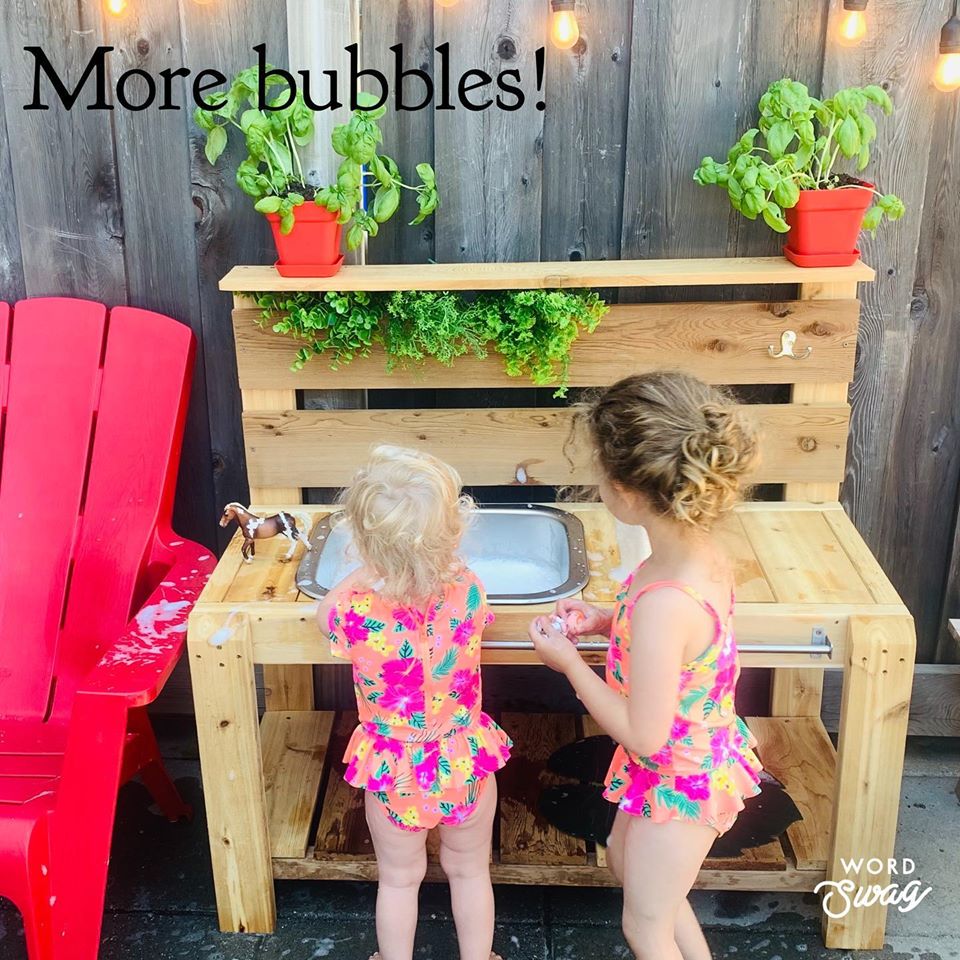 monkey_tables's tweet photo. I finally made a mud kitchen for my own kids. I’ve got big plans to glam up this one so stay tuned! 🌼🌞🌳layersofplay #sensoryplay #mudkitchen #sensorytable #outdoorkids https://t.co/eAu9RAQilt