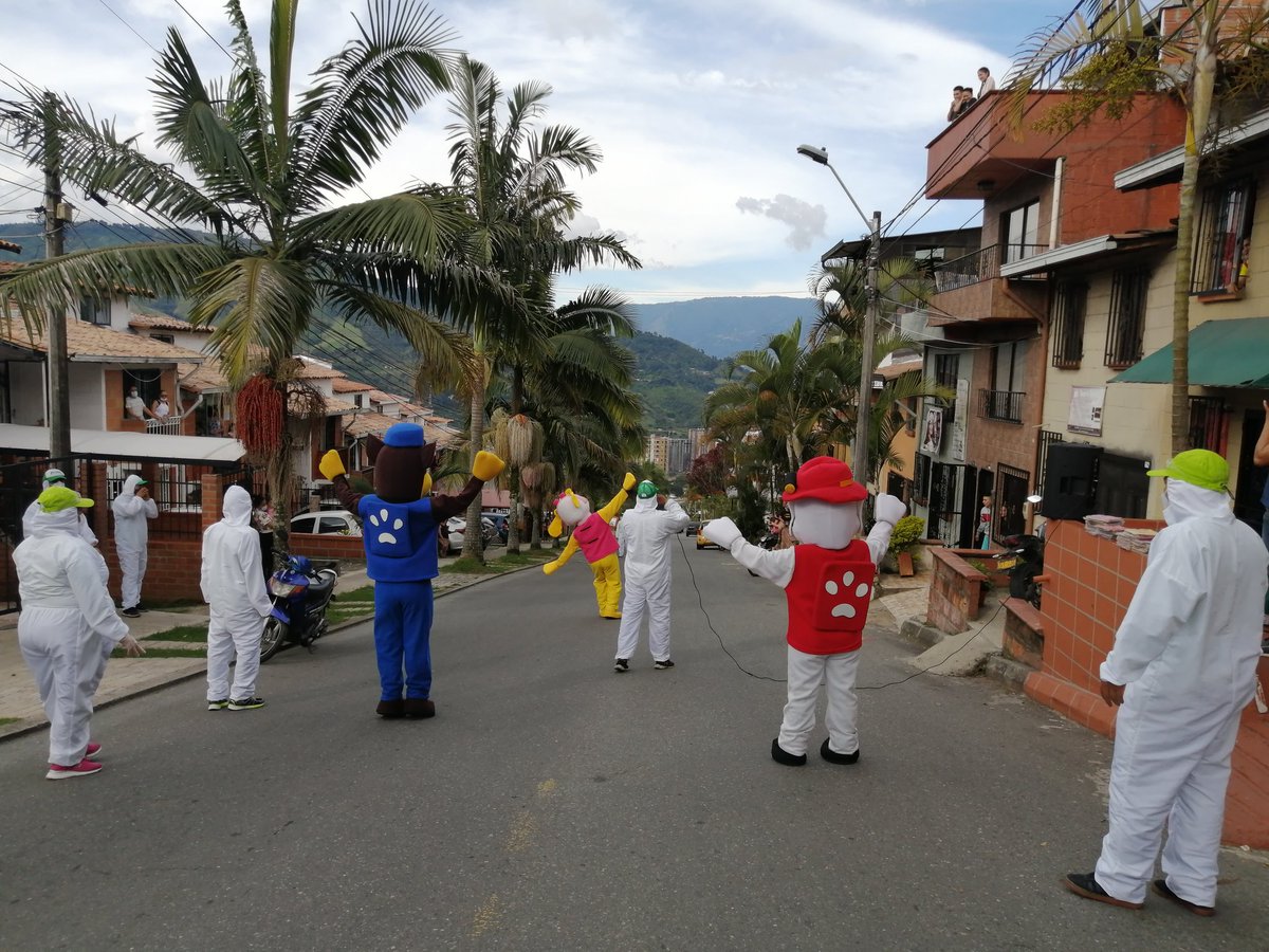 camilaramirezci's tweet photo. La Patrulla INDER llenó de magia la comuna 80 🐩🐶🌈🎶💃🤸‍♂️.
#ElINDERSeSiente #RecreandosRecorreMedellín
#QuedateEnCasa
@INDERMEDELLIN @DianaToroZ @JaimeVillayepe3 @franciamolina_ @ConyGomez07 https://t.co/Btokf57hjO