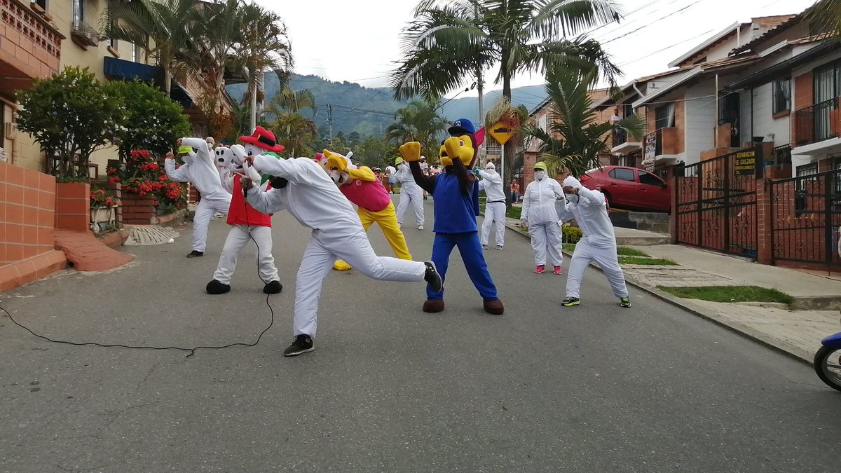camilaramirezci's tweet photo. La Patrulla INDER llenó de magia la comuna 80 🐩🐶🌈🎶💃🤸‍♂️.
#ElINDERSeSiente #RecreandosRecorreMedellín
#QuedateEnCasa
@INDERMEDELLIN @DianaToroZ @JaimeVillayepe3 @franciamolina_ @ConyGomez07 https://t.co/Btokf57hjO