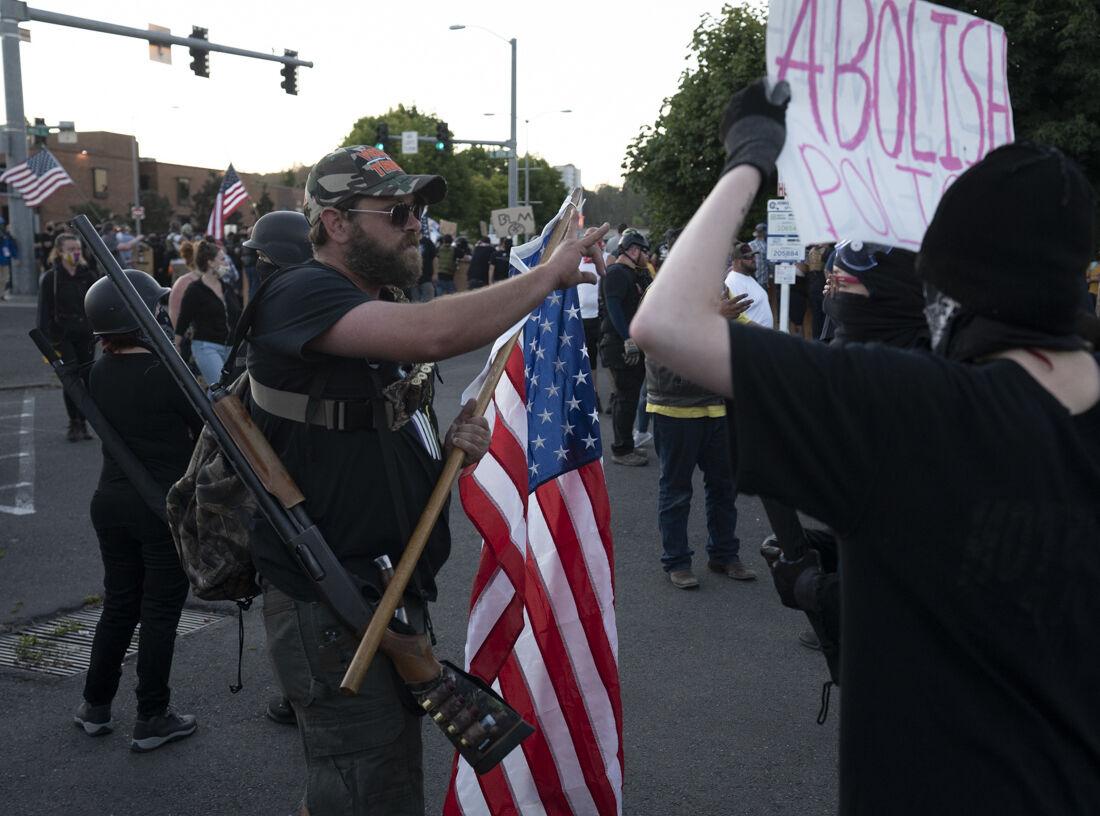 ODEphoto's tweet photo. Anti-racist and counter-protestors clashed in front of the courthouse in Eugene, Ore. on Jul. 25, 2020.  // Photos by @kd_wangg https://t.co/ytdHbo0VHC