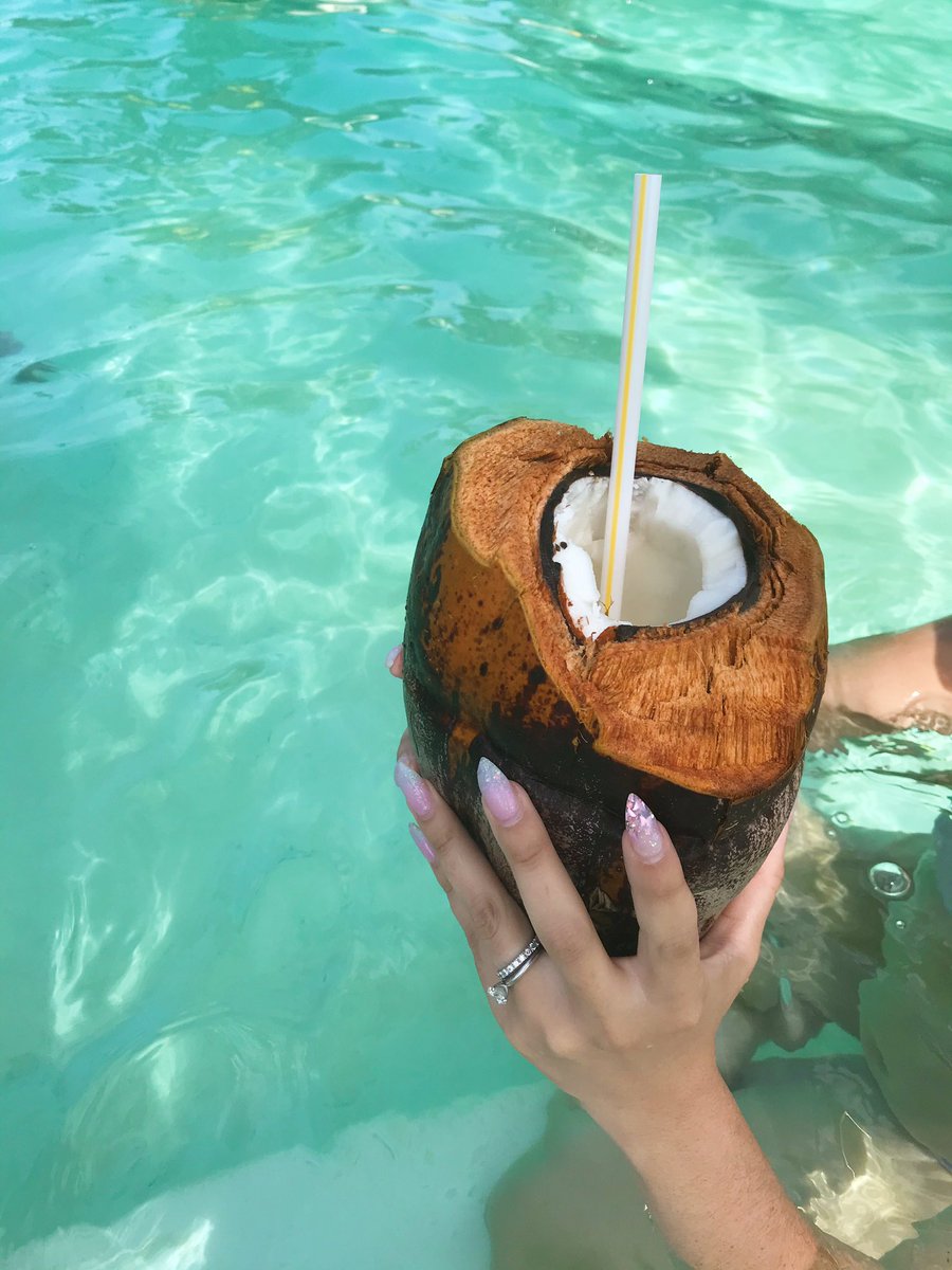 2 Cuban Girls tweet media