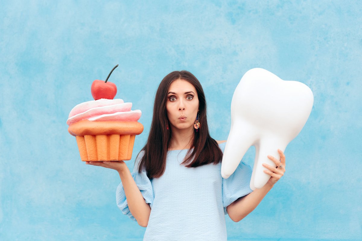 SoLoNutrition_'s tweet photo. Curb Sugar Cravings 
1. Eat Low GI! Sugar cravings can often be a sign of unbalanced blood sugar.   
2. Ditch the fake sugars that trigger appetite and increase cravings! 
3. Eat protein, fibre and fat to protect carbs from digestive enzymes, and slow their digestion. https://t.co/LCrK2zI8Pd