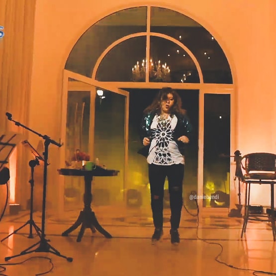 daniebendi's tweet photo. #boanoite 🥰 Uma explosão essa live #RHumoresRM da @RobertaMiranda1 ♥️
.
Tudo Maravilhoso ! Que Live !! Apaixonante !! De arrepiar a alma !
.
É Rainha de Tudo !!! 
.
#robertamiranda 
#RainhaSertaneja 
#LiveRobertaMiranda https://t.co/Gr1TBjeTUR