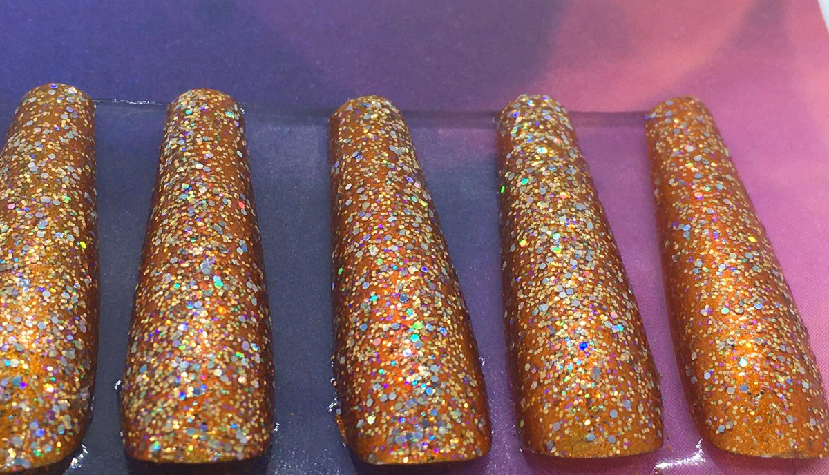 rosebeautyskin's tweet photo. ✨GLITTERGOLD Nail Set✨
*up close &amp; personal*
💅🏼💅🏽💅🏾💅🏿
_
shop it now: 
https://t.co/w8wNDmgIS1
_
#nails #90sinspo #glitter #goldnails #glitternails #glitterinspo https://t.co/hJRcgtG4El