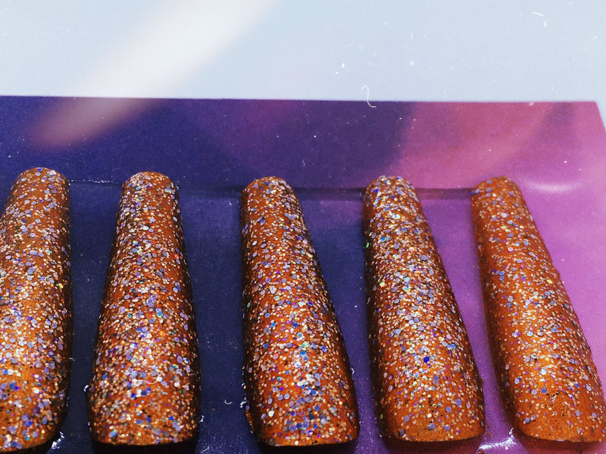 rosebeautyskin's tweet photo. ✨GLITTERGOLD Nail Set✨
*up close &amp; personal*
💅🏼💅🏽💅🏾💅🏿
_
shop it now: 
https://t.co/w8wNDmgIS1
_
#nails #90sinspo #glitter #goldnails #glitternails #glitterinspo https://t.co/hJRcgtG4El
