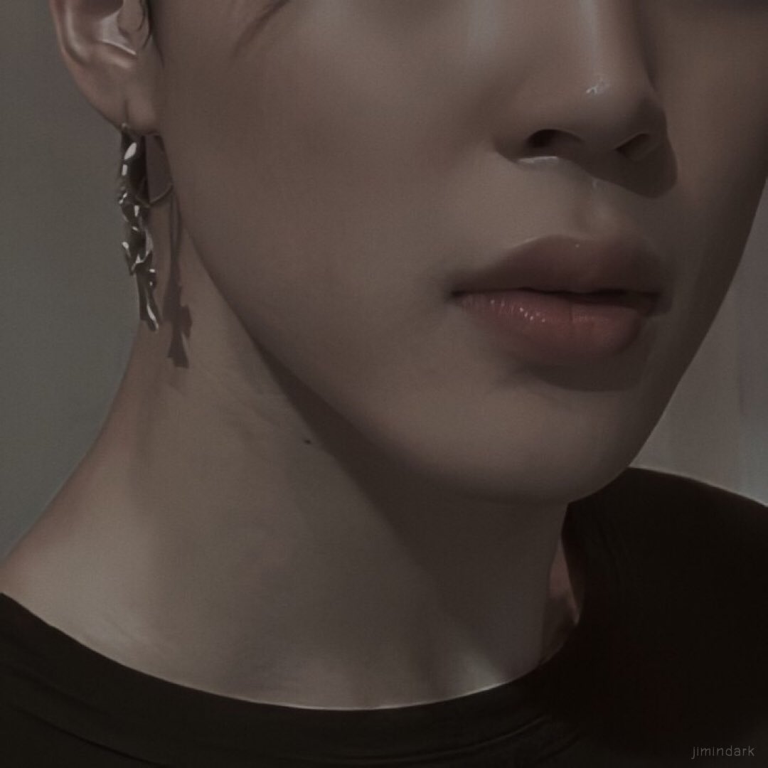 ลิปกลอส ต่างหูกางเขน หน้าใสใส เห็นแค่นี้ก็รู้ว่าผัว