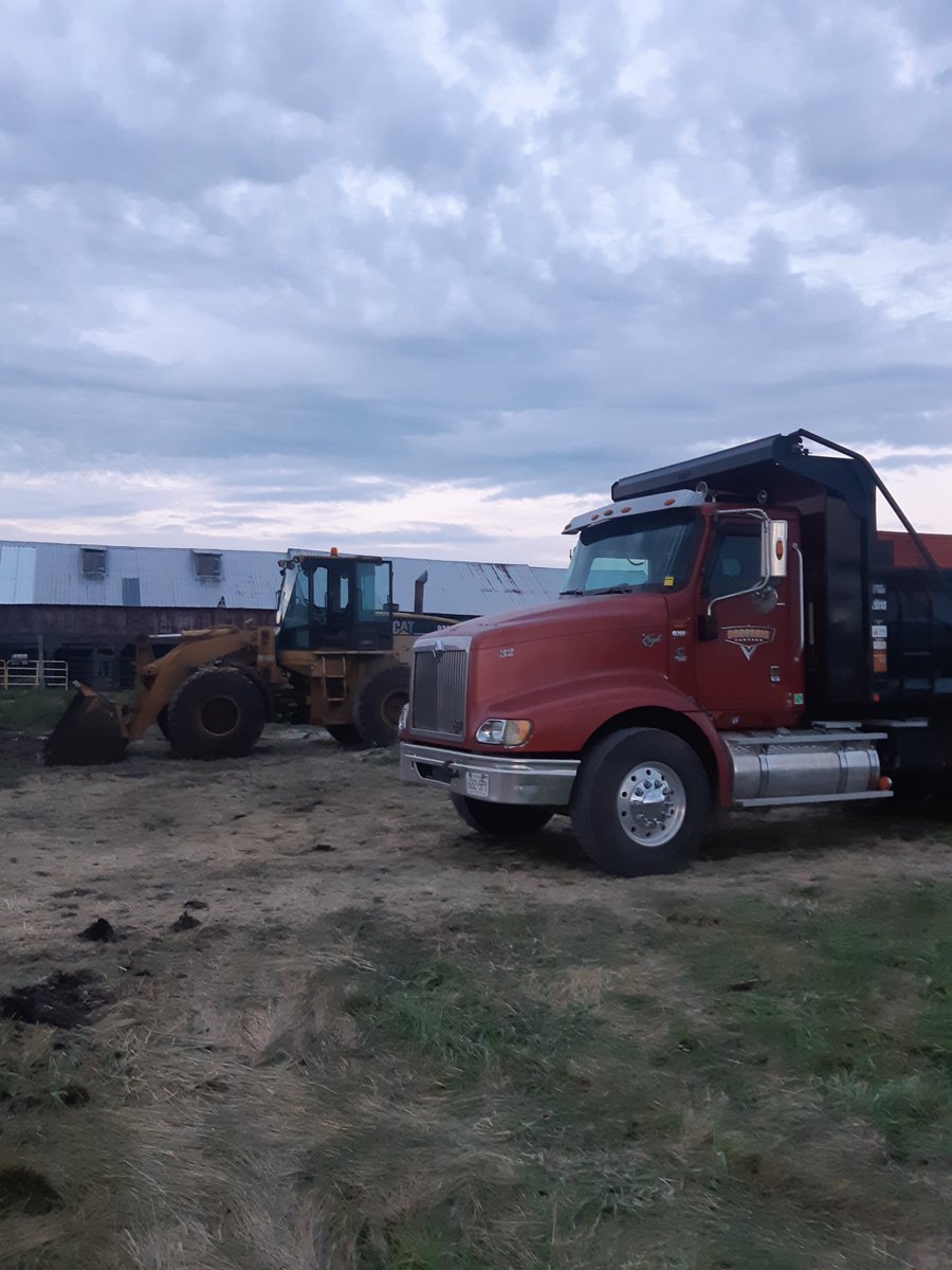 BrentPalsson's tweet photo. Huge thanks to friends with iron. Dagenais Cartage and Kurtis Armstrong Const supplied me with the best manure gear I've ever had!! #shit2020 #tendayjobtooktwo #thanksthanksthanks https://t.co/0bK4IQS6o9