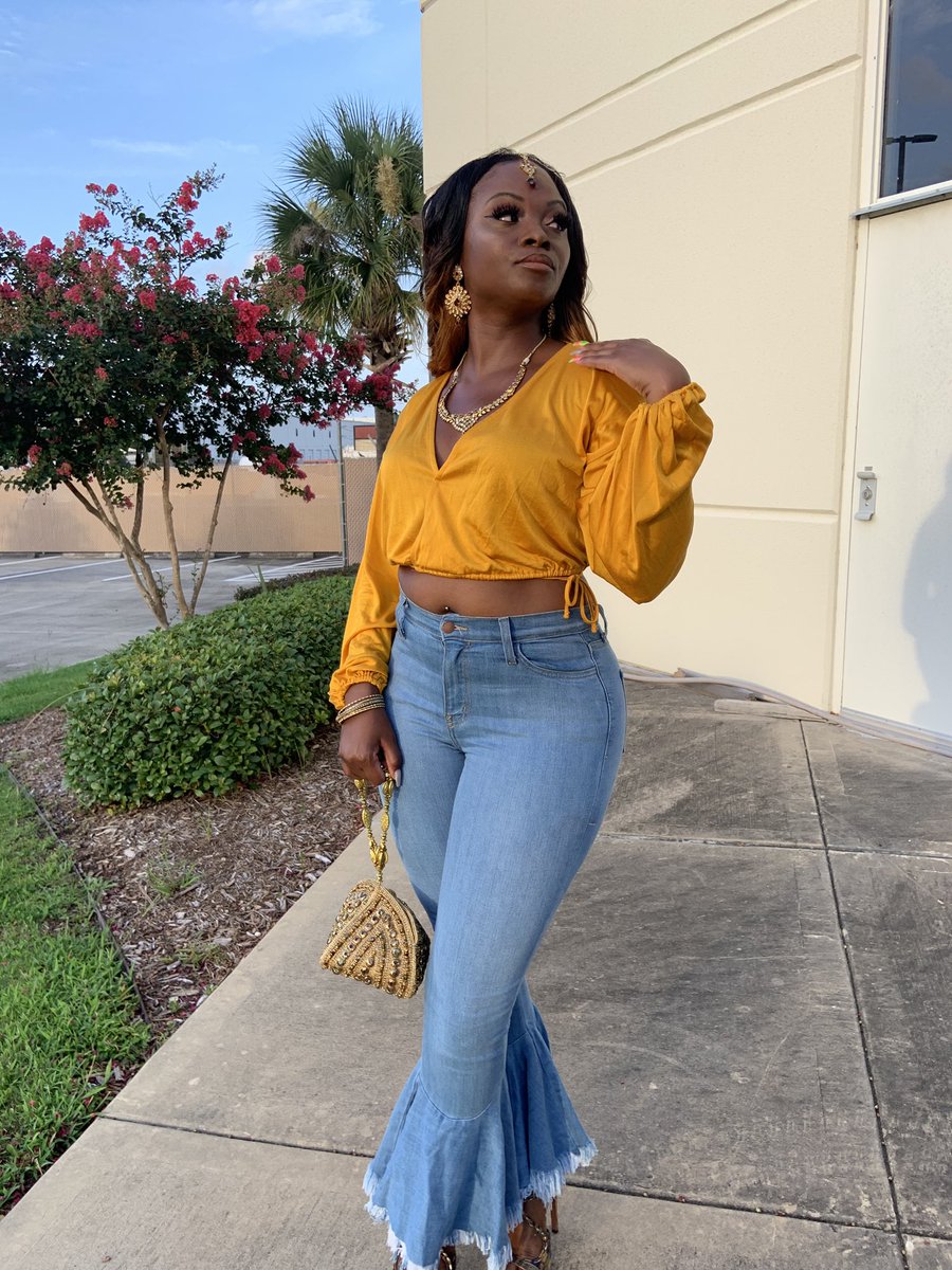 Britnay86's tweet photo. *Hello Everyone, I‘m Modeling Accessories Such As, “This Cute Stylish Indian Hair Clip, These Lovely Bling Earrings, This Beautiful Necklace And This Gorgeous (Must Have) Purse/Handbag.” Crowned JuLs Boutique..... Coming Soon By @luvn_madu_salon Also Known As @princess_ngozimadu* https://t.co/T3dUxzrWOv